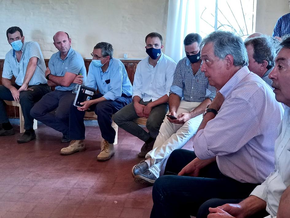 Autoridades y Vecinos y productores afectados Autoridades y Vecinos y productores afectados