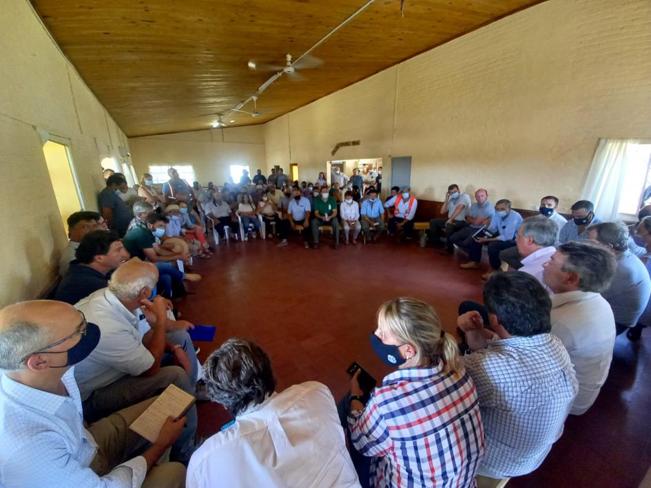 Autoridades y Vecinos y productores afectados