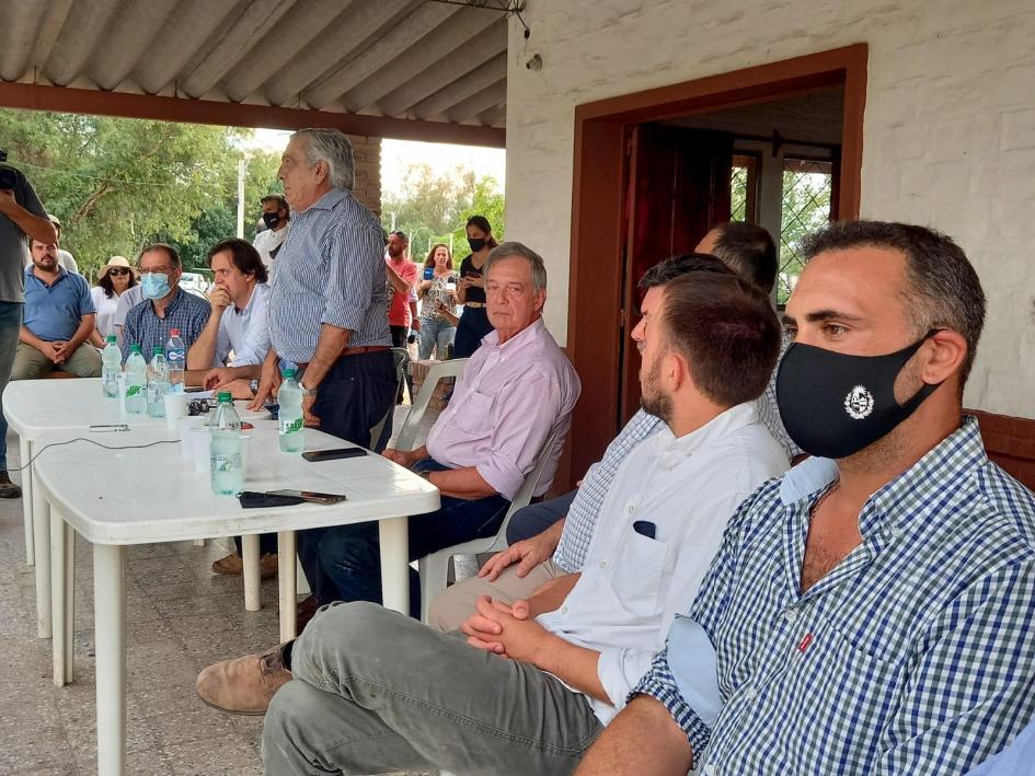 Autoridades y Vecinos y productores afectados Autoridades y Vecinos y productores afectados