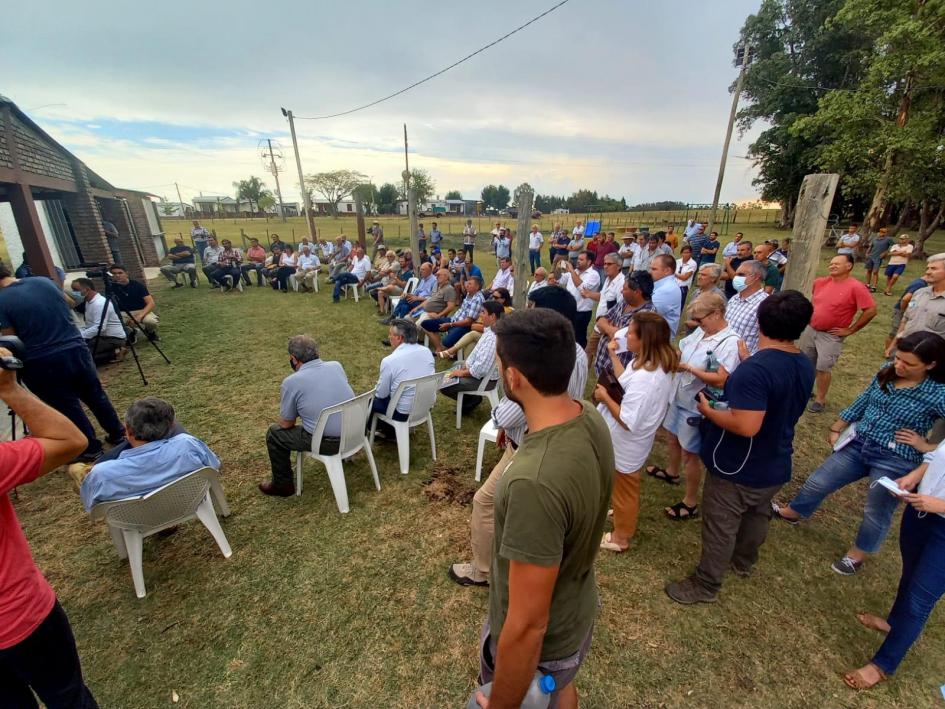 Autoridades y Vecinos y productores afectados