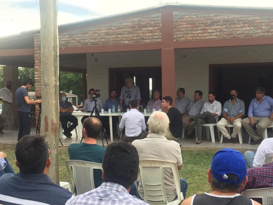 Autoridades y Vecinos y productores afectados Autoridades y Vecinos y productores afectados