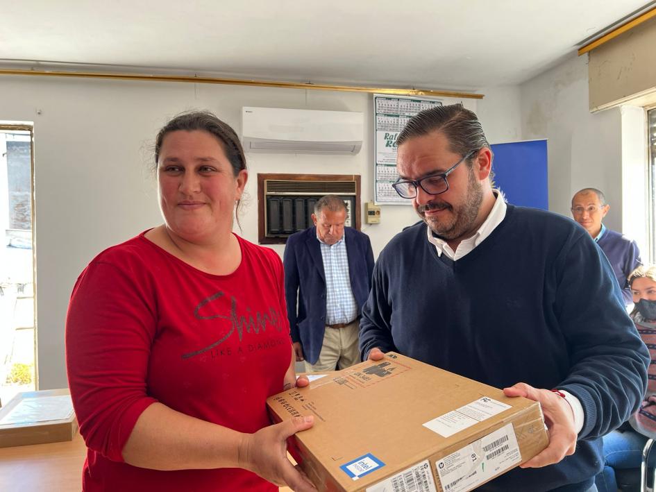 Autoridades haciendo entrega de los equipos Autoridades haciendo entrega de los equipos