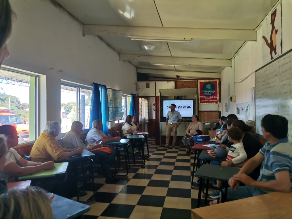 Reunión en feria de salud rural de Durazno Personas reunidas en feria de salud rural en Durazno