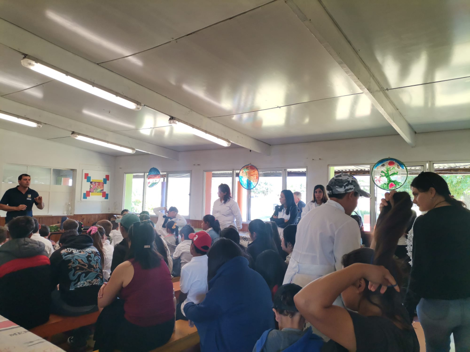 Charla en feria de salud rural en Durazno Personas recibiendo una charla en feria de salud rural en Durazno