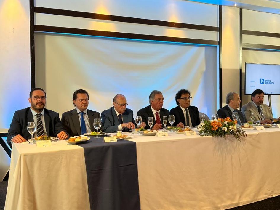 Ministro en almuerzo ADM Ministro en almuerzo ADM