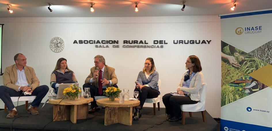 Charla “Somos oportunidad: negocio de contraestación en un país confiable” Mesa con Ministro de Ganadería, técnicas de Opypa y Digebia, Presidente y técnica de Inase
