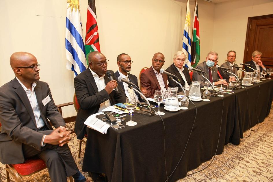 Delegación de Kenia y autoridades en conferencia