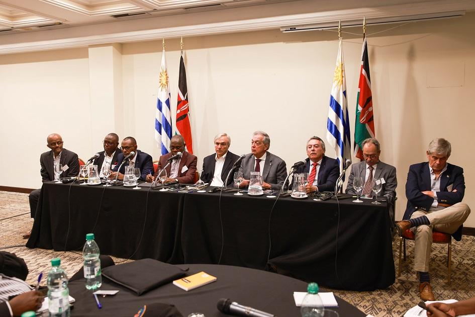 Delegación de Kenia y autoridades en conferencia