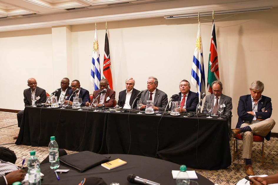 Delegación de Kenia y autoridades en conferencia Delegación de Kenia y autoridades en conferencia