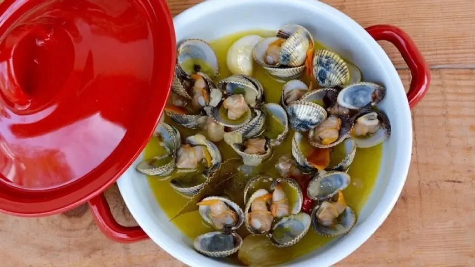Actualizaciones de marea roja Plata con berberechos y mejillones