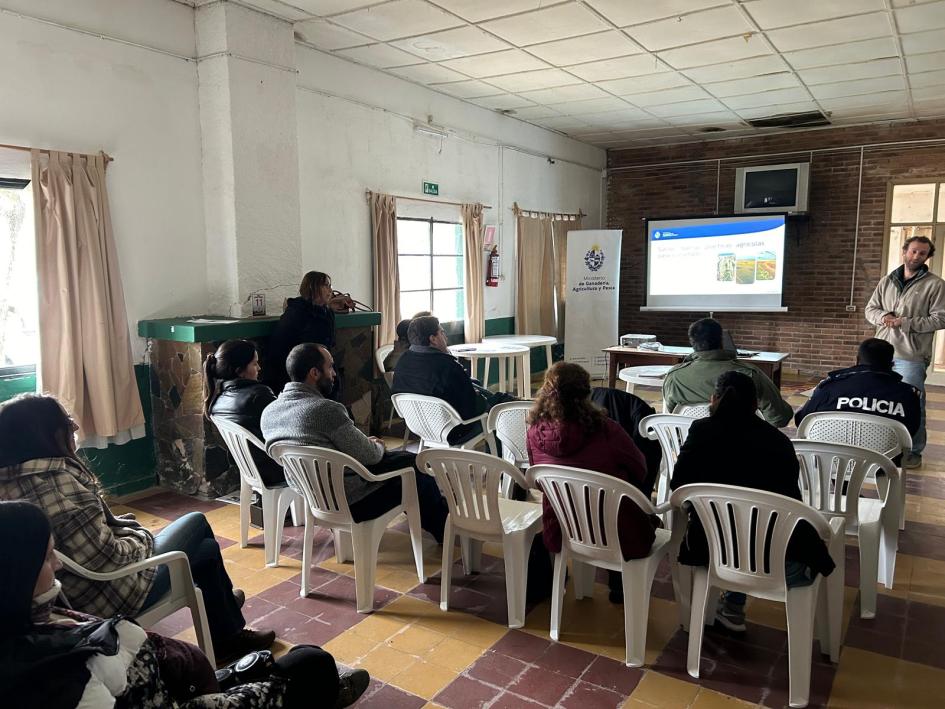 Charla realizada el 8/8 en Carmen, Durazno Charla realizada el 8/8 en Carmen, Durazno