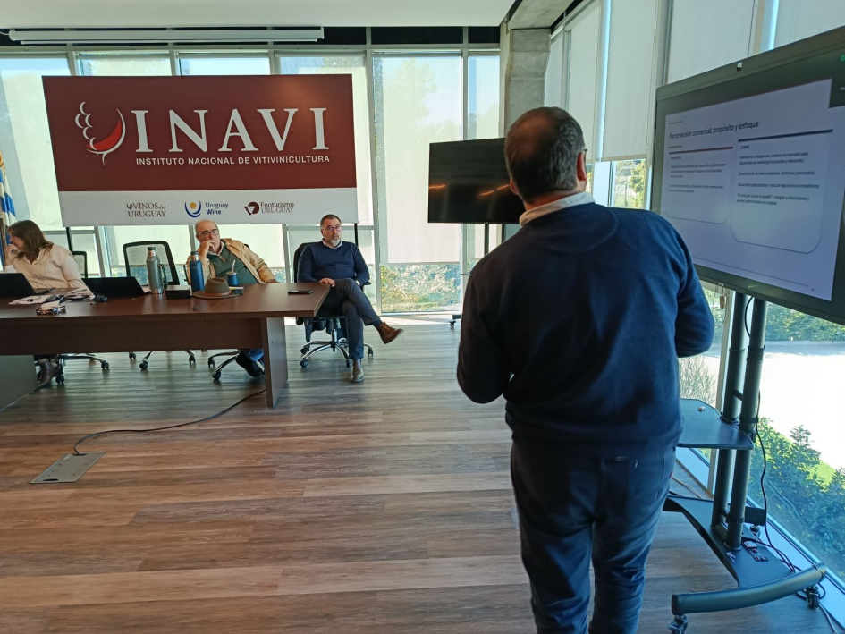 Reunión de autoridades en INAVI