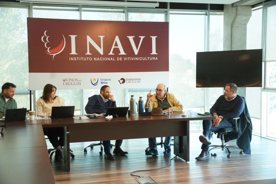 Reunión de autoridades en INAVI
