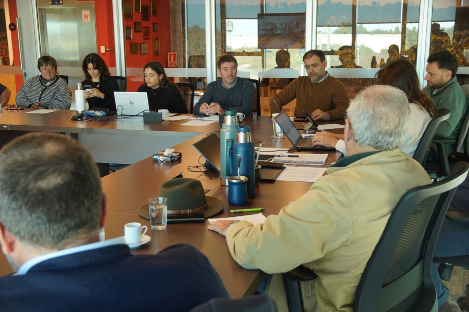 Reunión de autoridades en INAVI