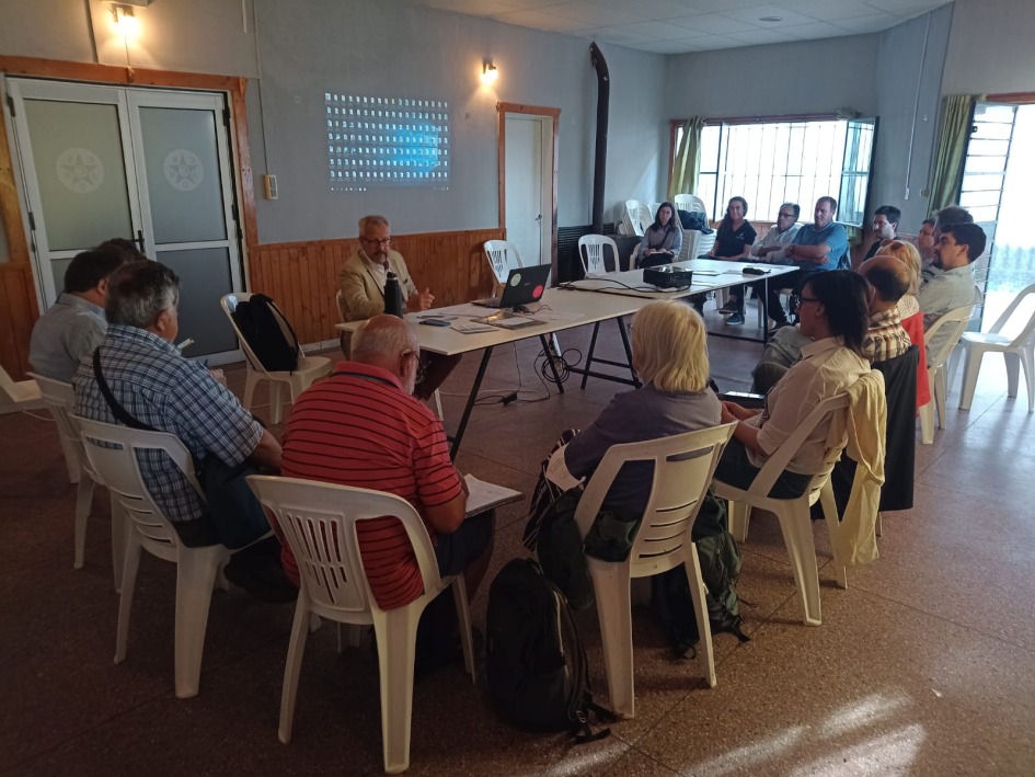 Personas reunidas en Mesa de Desarrollo Rural Montevideo