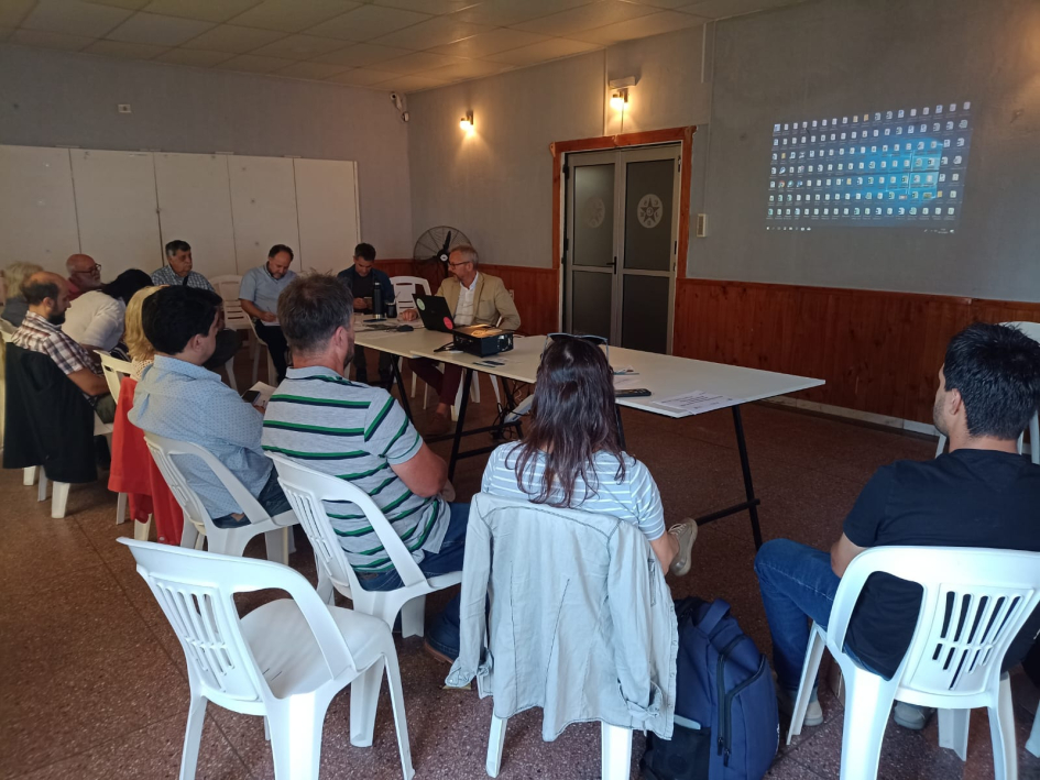 Personas reunidas en Mesa de Desarrollo Rural Montevideo