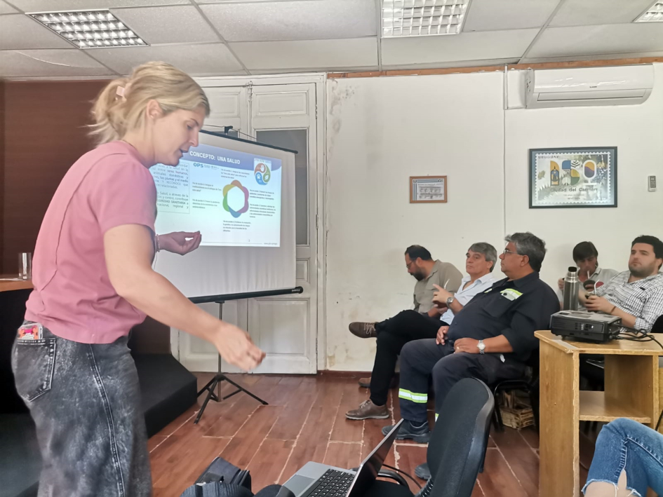 Gabriela Magri DGSG brindando charla en Mesa de Desarrollo Rural Ciudad del Carmen