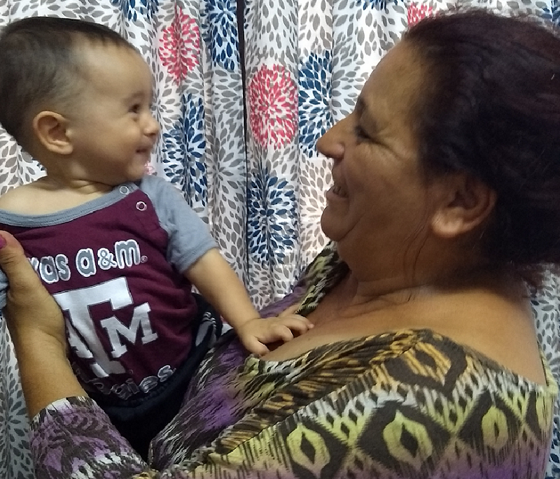 Foto ganadora: “Mujer con niño en brazos, ambos riendo” de Alexis Torres.