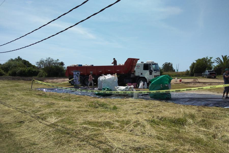 Gente realizando la recolección de residuos Gente realizando la recolección de residuos