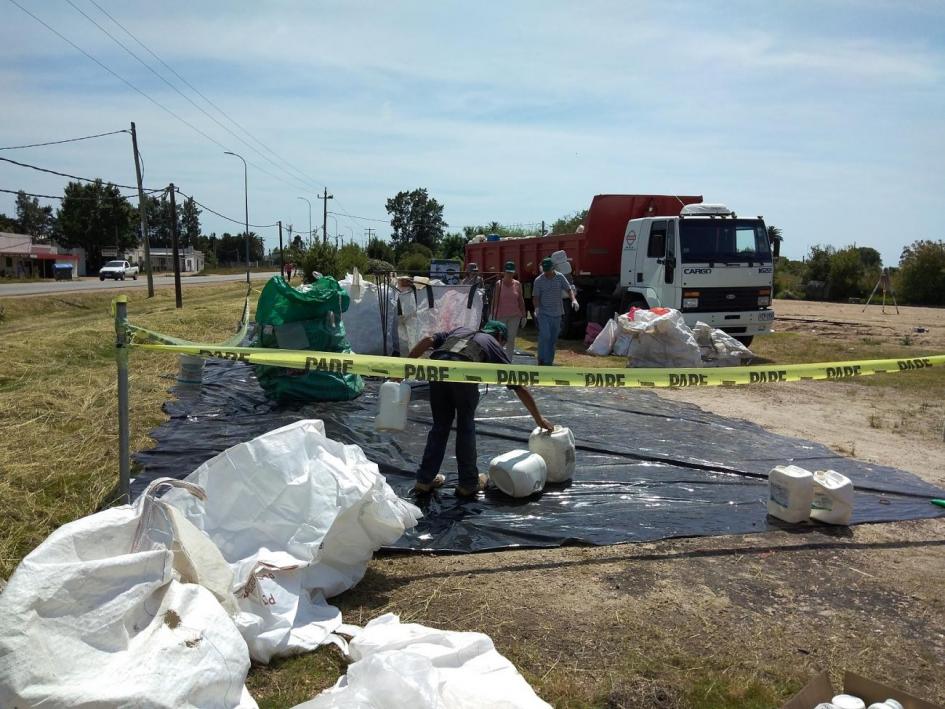 Gente realizando la recolección de residuos Gente realizando la recolección de residuos