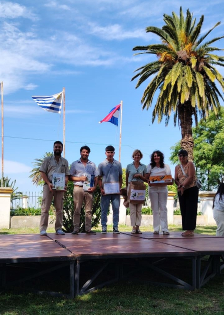 Entrega del certificado de reconocimiento alumno destacado Escuela Agraria La Concordia