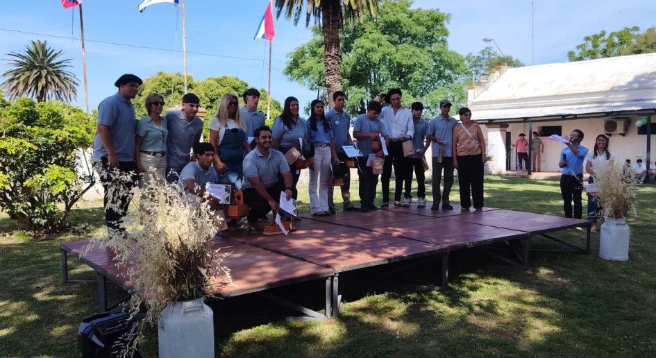 Estudiantes recibiendo diploma de egreso Escuela Agraria La Concordia