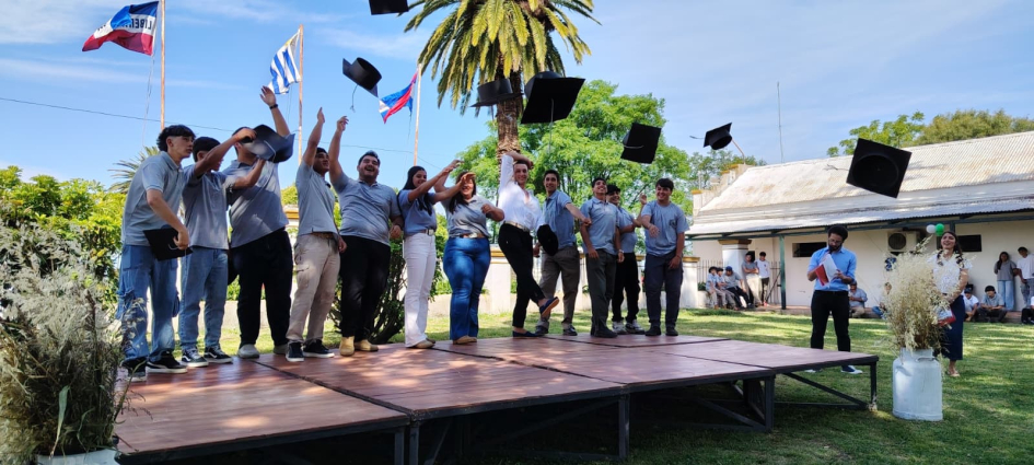 Estudiantes festejando el egreso Escuela Agraria La Concordia