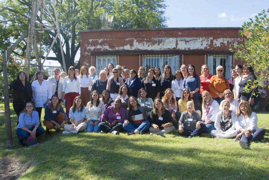 Participantes del taller junto a talleristas y equipo organizador Participantes del taller junto a talleristas y equipo organizador