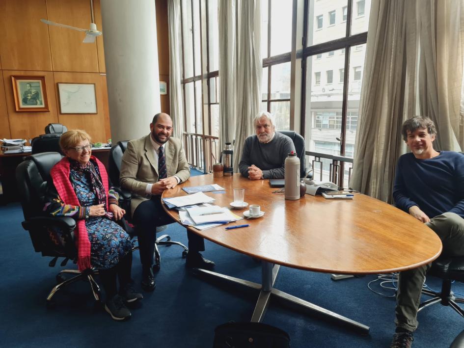 Secretaria de ACAP junto al director de DINARA y funcionarios Reunion