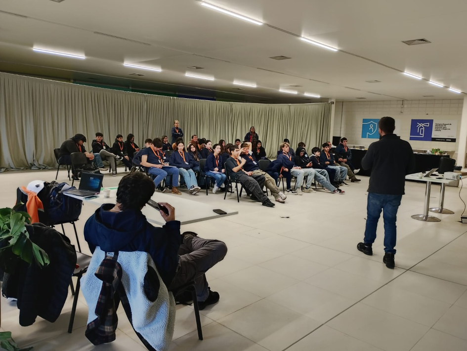 Jóvenes reunidos en actividad en planta de Montes del Plata en Conchillas Jóvenes reunidos en actividad en planta de Montes del Plata en Conchillas