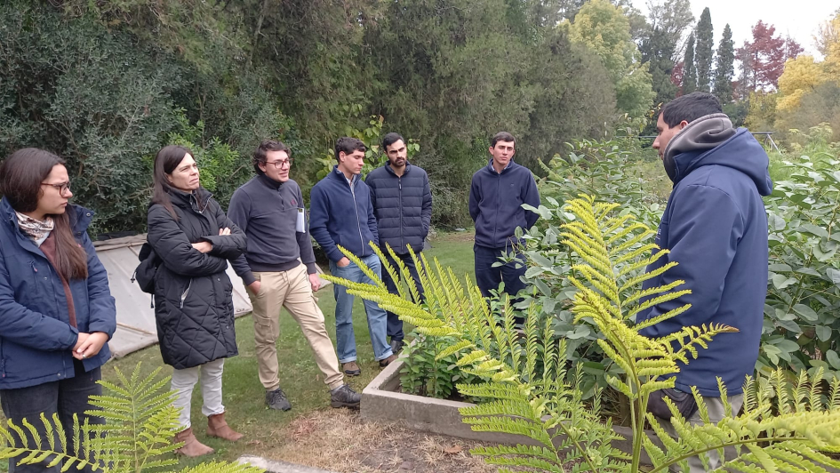 Estudiantes de TESIPA durante la recorrida por el Vivero Nacional Dr. Alejandro Gallinal. Estudiantes de TESIPA durante la recorrida por el Vivero Nacional Dr. Alejandro Gallinal.