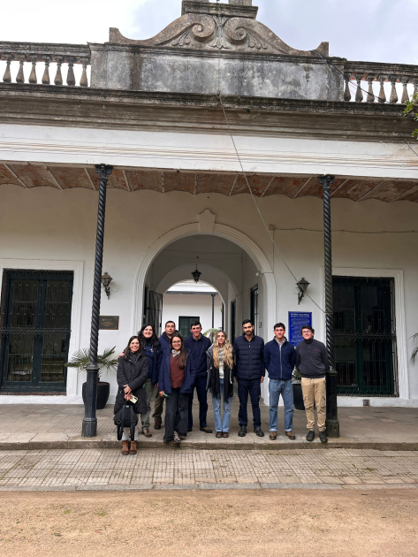 Estudiantes de TESIPA durante la recorrida por el Vivero Nacional Dr. Alejandro Gallinal. Estudiantes de TESIPA durante la recorrida por el Vivero Nacional Dr. Alejandro Gallinal.