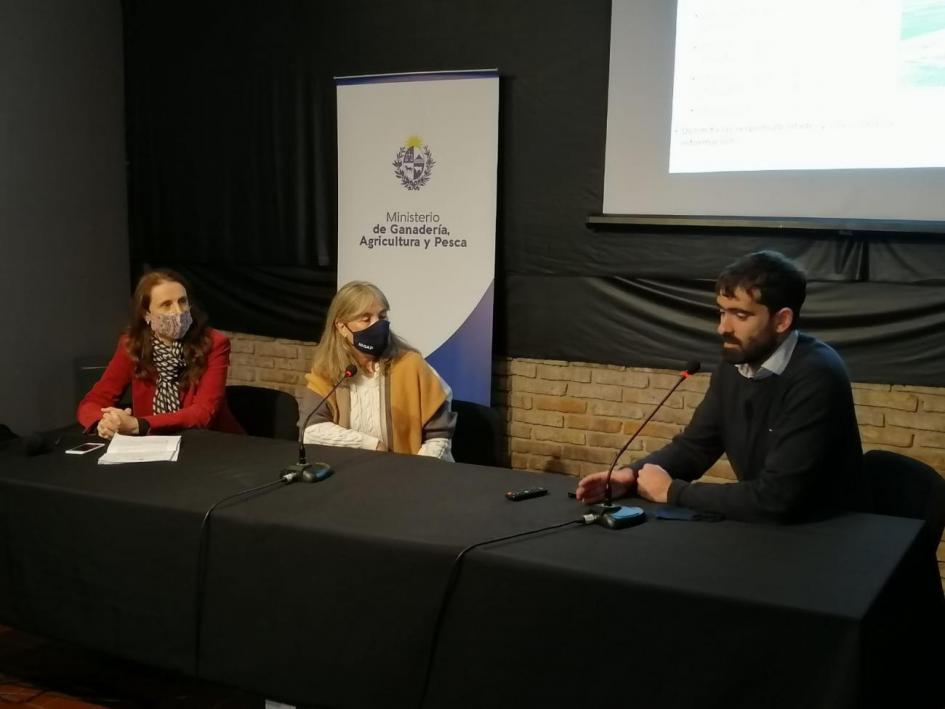 Fabián Dávila y María Methol del MGAP hablan sobre seguros agrícolas