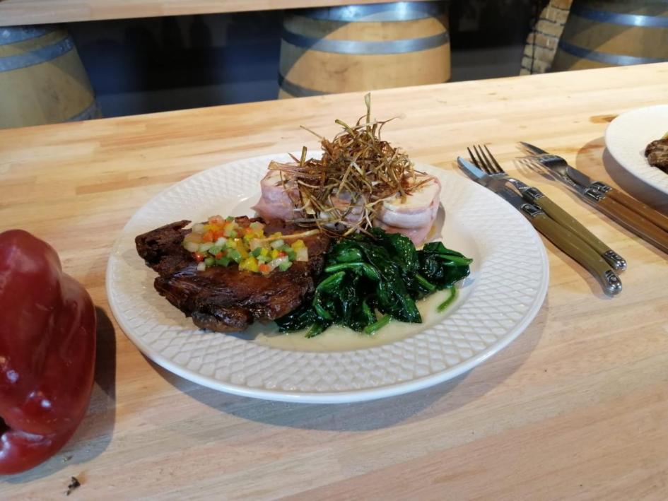 pamplonas caseras de pollo con papas estrelladas y espinacas al aceite