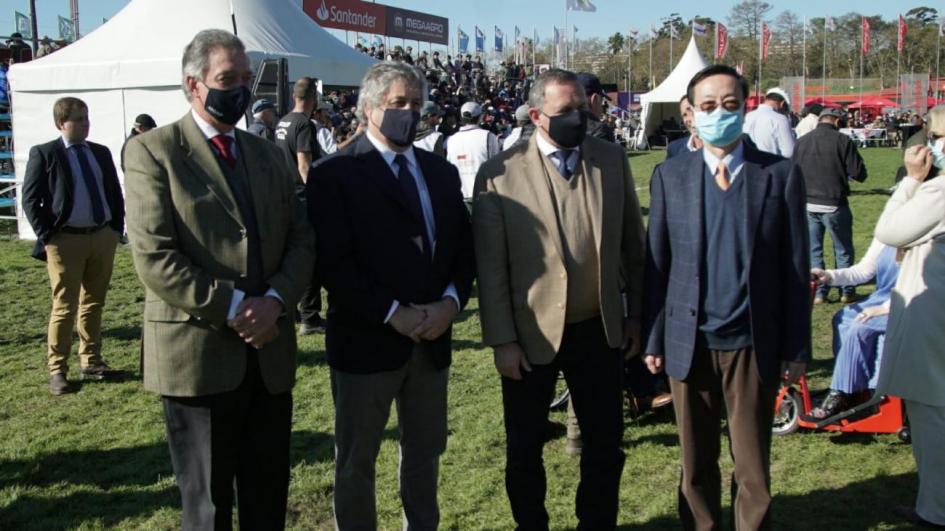 Con el embajador chino