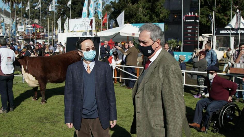 Con el embajador chino