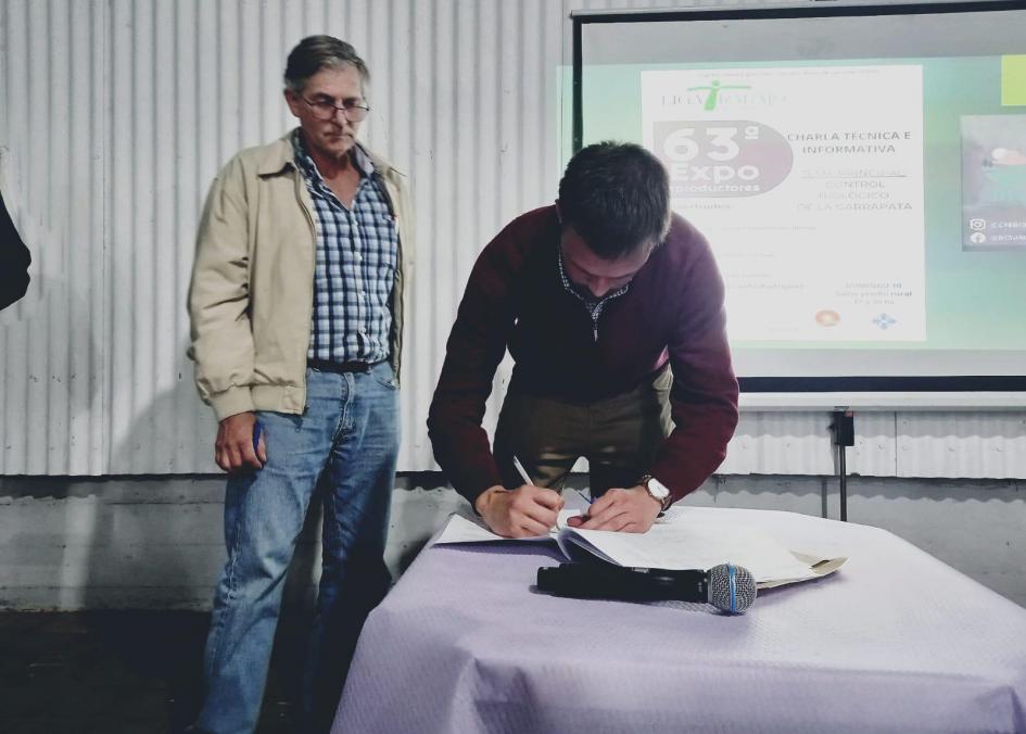 Firma de convenio. Firma de convenio.