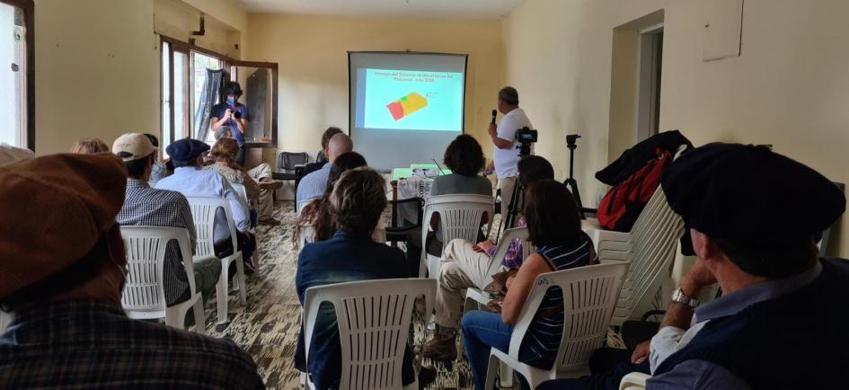 Presentación en salón cerrado