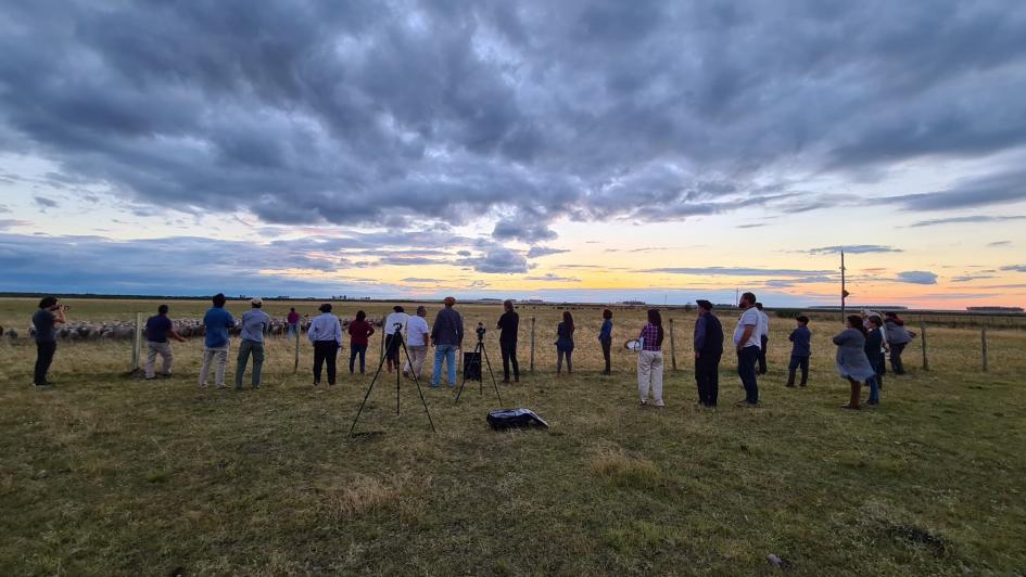 Personas en el predio al atardecer