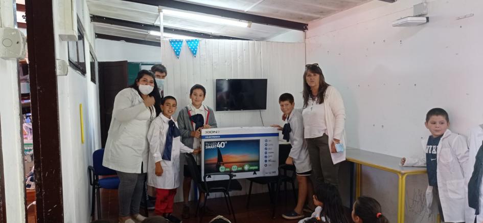 Entrega de premio a la escuela 40 de Pueblo Fernández, Salto. ""