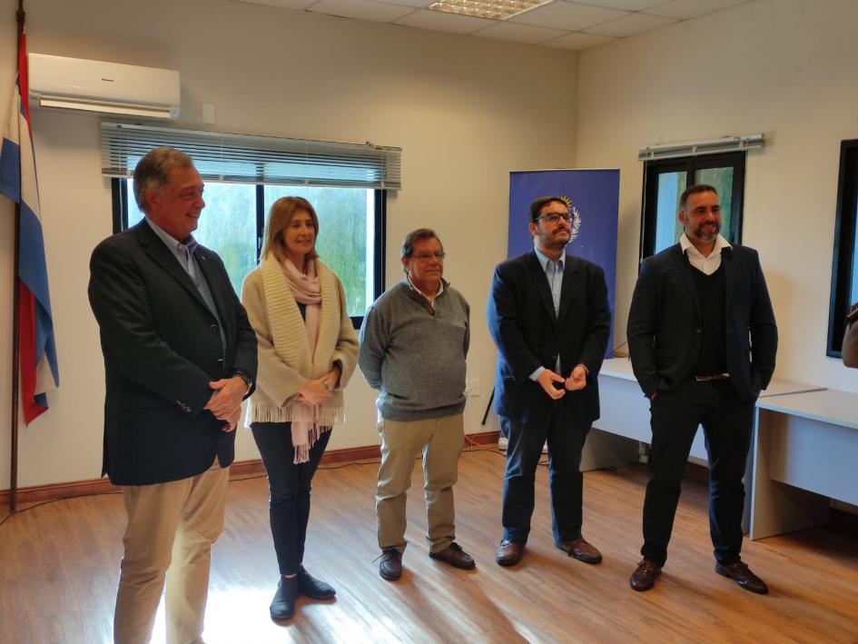 Autoridades junto al nuevo director Autoridades junto al nuevo director