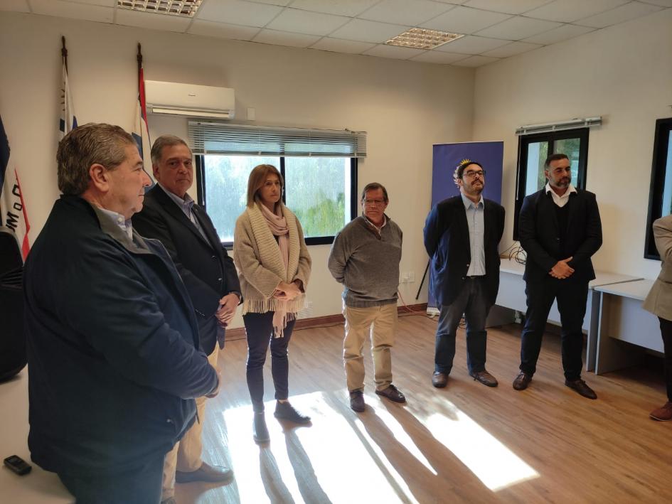 Autoridades junto al nuevo director Autoridades junto al nuevo director