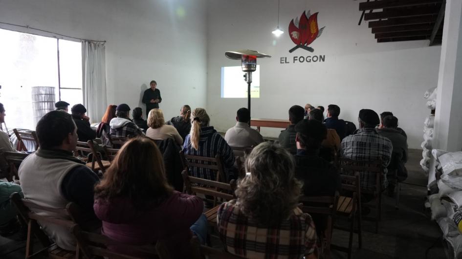 Presentación en El Fogón Personas en el salón