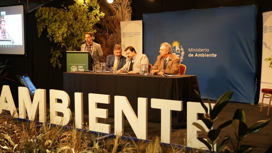 Autoridades en mesa firman acuerdo