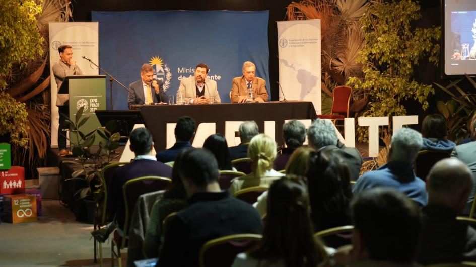 Autoridades en mesa firman acuerdo