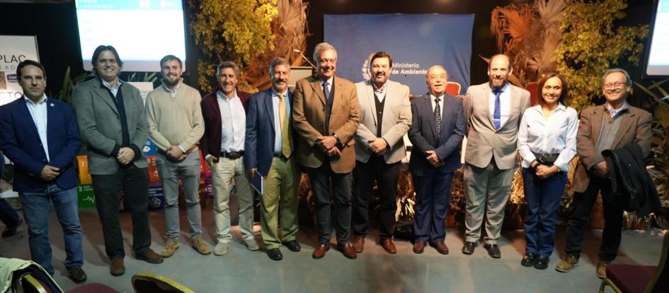 Autoridades en mesa firman acuerdo