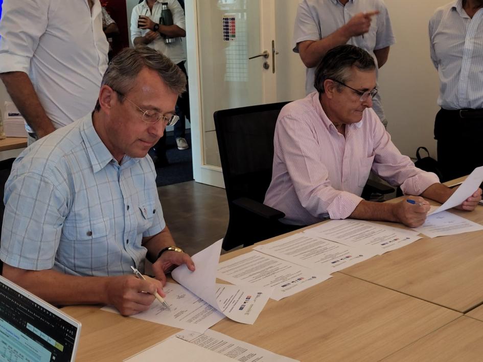 Visita de la delegación alemana Representantes firman