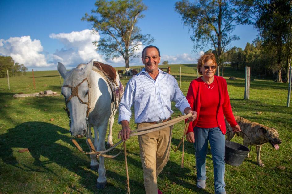 Iris Arellano en su predio Iris arellano con su marido y el caballo