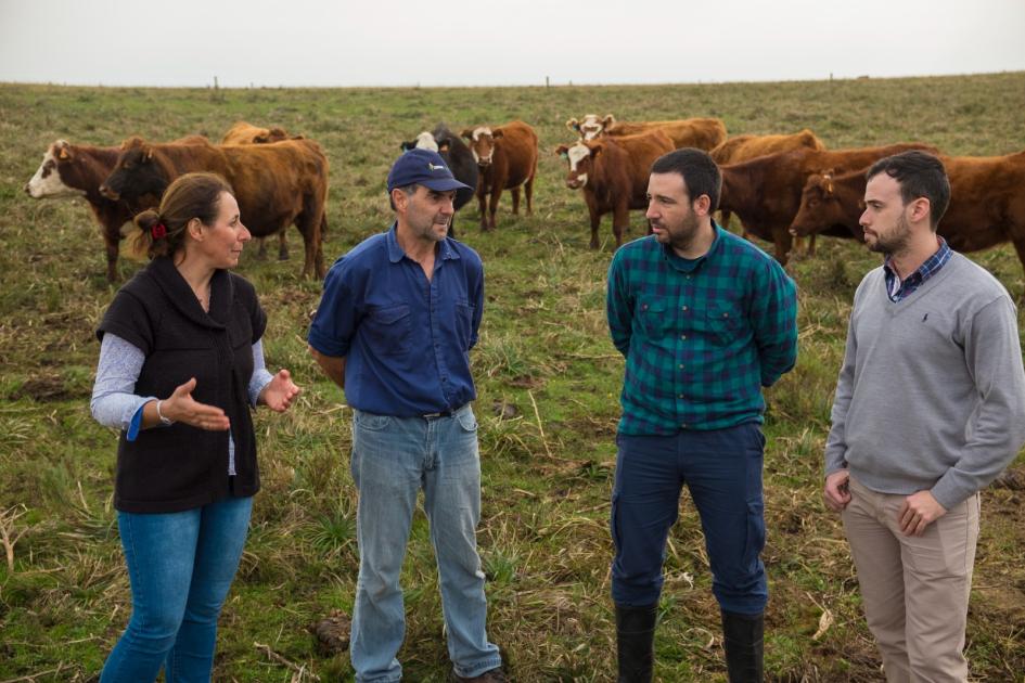 Julia y Wilson con los técnicos Marcello y Santiago Julia y Wilson en el campo
