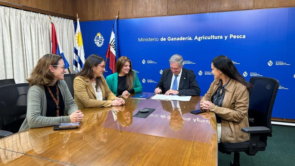 Ministro de Ganadería, Agricultura y Pesca firma acuerdo Ministro de Ganadería, Agricultura y Pesca firmando el acuerdo